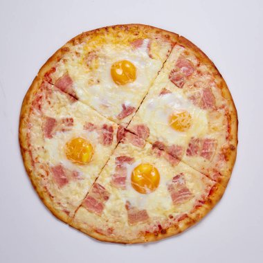 Beyaz arka planda dilimlenmiş pizza. Üst Manzara. Yüksek kalite fotoğraf