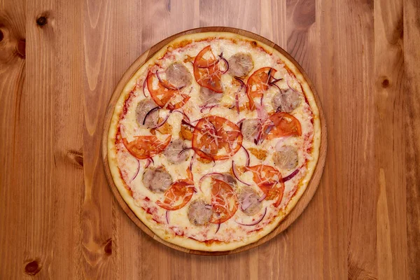 Pizza Auf Einem Hölzernen Hintergrund Ansicht Von Oben Hochwertiges Foto — Stockfoto