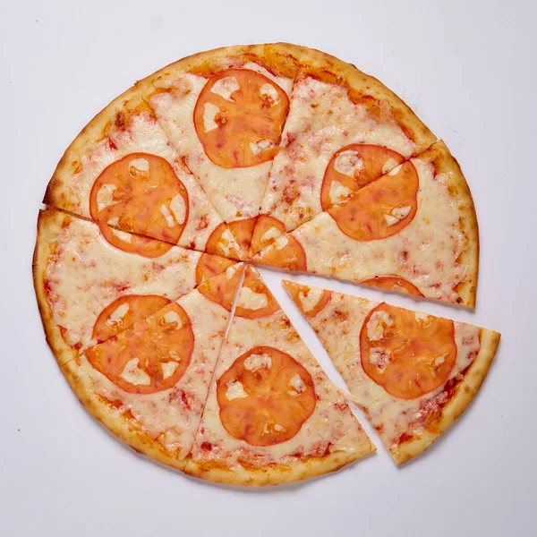 Pizza Com Fatia Cortada Fundo Branco Vista Superior Foto Alta — Fotografia de Stock