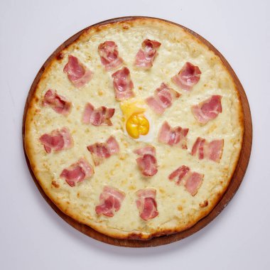 Beyaz arka planda pastırmalı pizza. Üst Manzara. Yüksek kalite fotoğraf