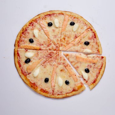 Beyaz arka planda dilimlenmiş pizza. Üst Manzara. Yüksek kalite fotoğraf