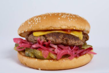 Soğan halkalı sulu burger, biber, salatalık, salatalık, salata, beyaz arka planda peynir. Yüksek kalite fotoğraf