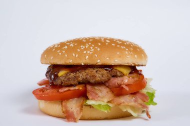 Soğan halkalı sulu burger, biber, salatalık, salatalık, salata, beyaz arka planda peynir. Yüksek kalite fotoğraf