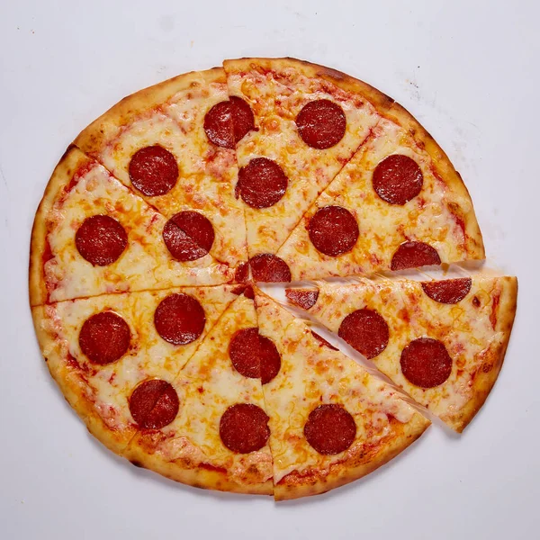 Pizza Odciętym Plasterkiem Białym Tle Widok Góry Wysokiej Jakości Zdjęcie — Zdjęcie stockowe