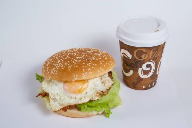 Soğan halkalı sulu burger, biber, salatalık, salatalık, salata, beyaz arka planda peynir. Yüksek kalite fotoğraf