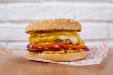 Soğan halkalı sulu burger, biber, salatalık, salatalık, salata, beyaz arka planda peynir. Yüksek kalite fotoğraf