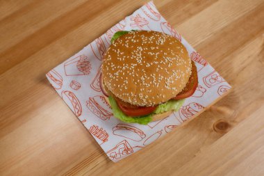 Soğan halkalı sulu burger, biber, salatalık, salatalık, salata, beyaz arka planda peynir. Yüksek kalite fotoğraf