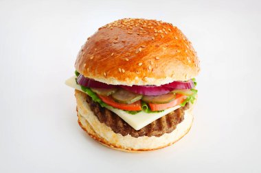 Soğan halkalı sulu burger, salatalık, marul, beyaz arka planda peynir. Yüksek kalite fotoğraf