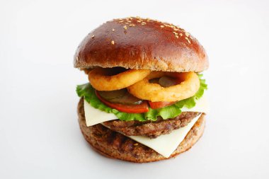 Sulu hamburgerler soğan halkaları, salatalıklar, salatalıklar, salatalık, beyaz arka planda peynir. Yüksek kalite fotoğraf