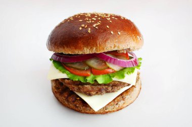 Sulu hamburgerler soğan halkaları, salatalıklar, salatalıklar, salatalık, beyaz arka planda peynir. Yüksek kalite fotoğraf