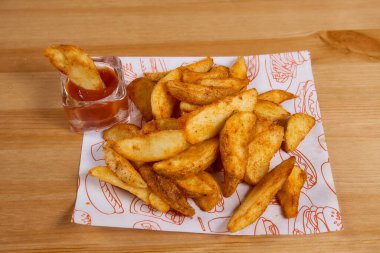 Tahta bir masanın üzerinde hazır patates parçaları var. Yakın plan. Yüksek kalite fotoğraf