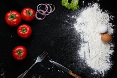 Siyah arka planda pizza malzemeleri. Yüksek kalite fotoğraf