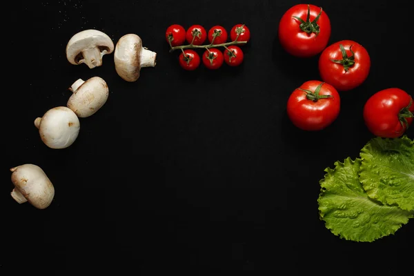 Pizza, burger ya da sandviç için malzemeler. Karanlık bir arka planda sebzeler. Yüksek kalite fotoğraf