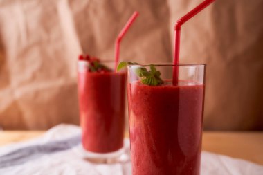 Masa örtüleri üzerinde uzun cam bardaklar olan çilekli ve muzlu içecekler. Yüksek kalite fotoğraf