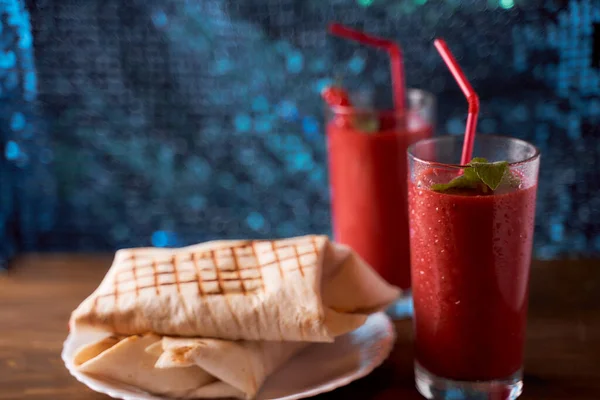 Batidos Fresa Plátano Con Pitas Caseras Gafas Largas Fondo Borroso —  Fotos de Stock