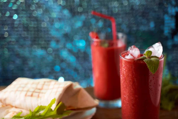 Batidos Fresa Plátano Con Pitas Caseras Gafas Largas Fondo Borroso —  Fotos de Stock