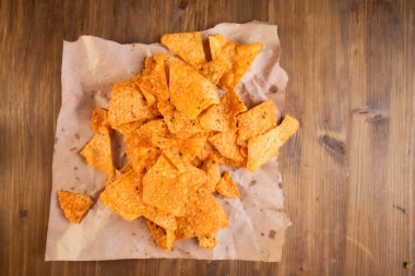 Tahta bir masanın üzerinde Meksika mısır cipsi var. Üst Manzara. Yüksek kalite fotoğraf