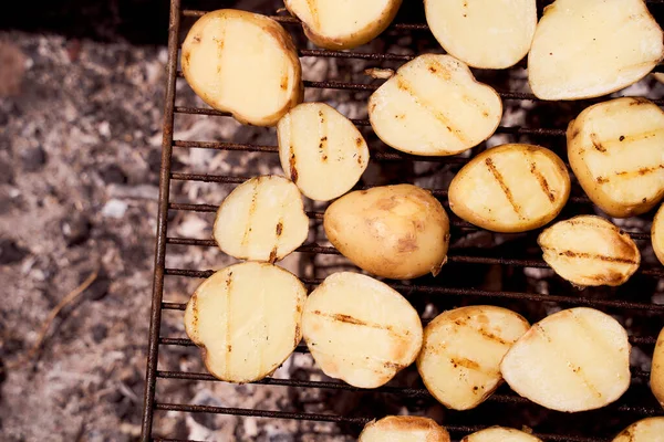 Свежие Картофельные Кольца Лежат Гриле Высокое Качество Фото — стоковое фото
