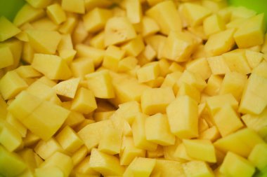 Yeşil kap kacak içinde taze patates. Yüksek kalite fotoğraf