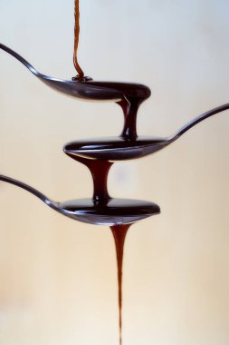 Kaşıkta bal. Beyaz arkaplan.