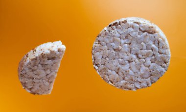 Buğday ekmeği turuncu arka plana düşer. Yüksek kalite fotoğraf