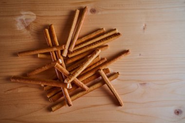 Tahta bir ışık panosundaki ekmek çubukları. Yüksek kalite fotoğraf