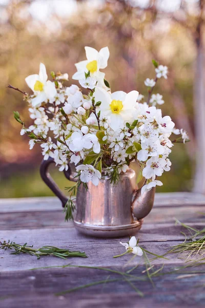 Stål Vattenkokare Med Kvistar Körsbär Blommor Päron Och Äppelträd Naturlig — Stockfoto