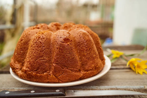 Cupcake Casă Umplutură Ciocolată Interior Masă Lemn Lalele Galbene Din — Fotografie, imagine de stoc