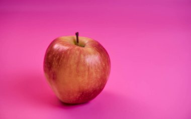 Pembe arka planda kırmızı elma. Yüksek kalite fotoğraf