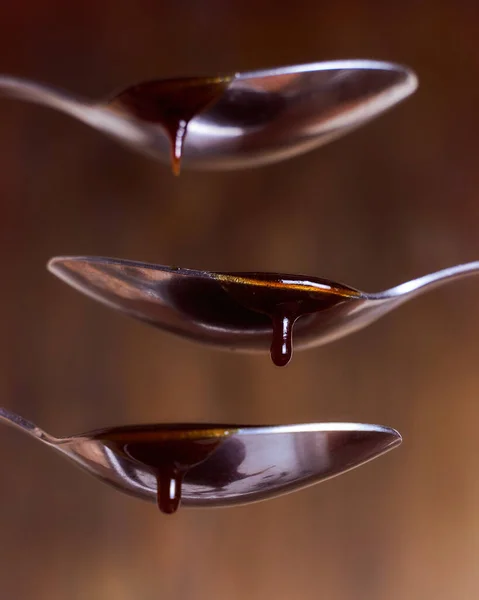 Miel Una Cucharada Fondo Blanco — Foto de Stock