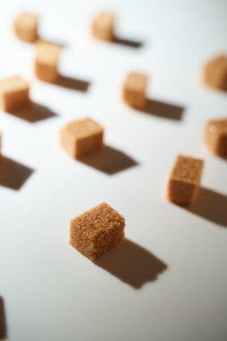 Beyaz arka planda gölgeli bir kiraz grubu. Yakın plan. Üst Manzara. Yüksek kalite fotoğraf