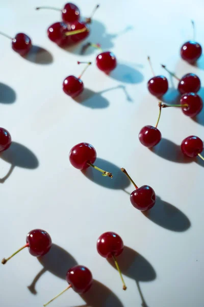 Cereza Sobre Fondo Blanco Con Reflejos Azules Sombras Primer Plano —  Fotos de Stock