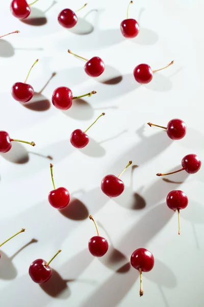 Grupo Cereza Sobre Fondo Blanco Con Sombras Primer Plano Vista —  Fotos de Stock