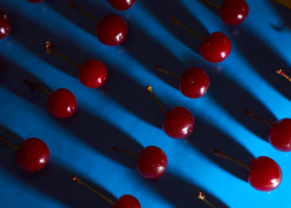 Cereza Sobre Fondo Azul Con Sombras Foto Alta Calidad —  Fotos de Stock