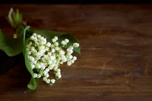 Een Boeket Lyses Een Houten Tafel Hoge Kwaliteit Foto — Stockfoto