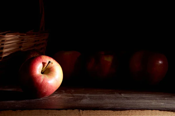 Siyah arka planda kırmızı elmalarla örülmüş sepet. Yüksek kalite fotoğraf