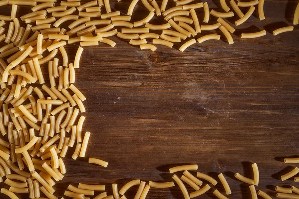 Gelbe Nudeln Liegen Auf Einem Braunen Tisch Hochwertiges Foto — Stockfoto