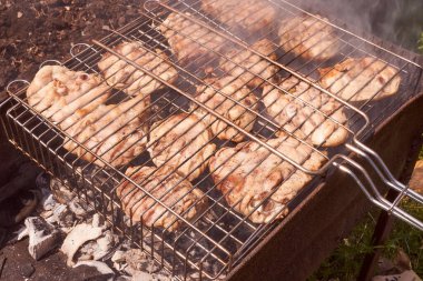 Domuz bifteği çelik ızgarada kızartılır. Yüksek kalite fotoğraf