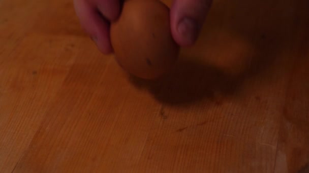 Férfi kéz csapok piros tojás fa háttér — Stock videók