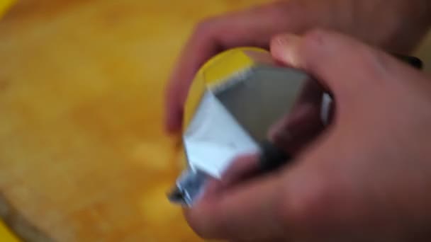 Pánské ruce odšroubovat díly z hliníkového gejzíru kávovar — Stock video