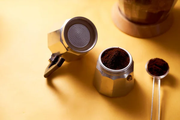 黄色の背景に新鮮なコーヒーと間欠泉のコーヒーメーカーを開きます 高品質の写真 — ストック写真