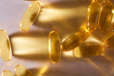 Altın Kapsüller Omega 3 Vitaminler beyaz arka planda yatıyor. Yüksek kalite fotoğraf
