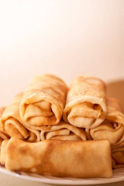 Beyaz tabakta ev yapımı un krepleri. Yüksek kalite fotoğraf