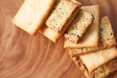 Tahta masadaki baharatlı kuru buğday bisküvileri. Yüksek kalite fotoğraf