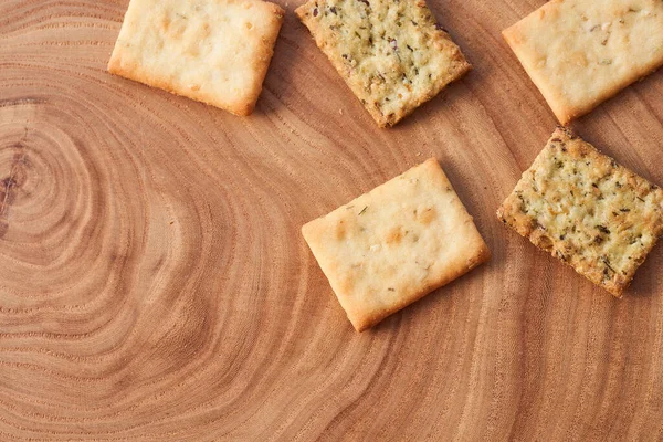 Biscoitos Secos Trigo Com Temperos Uma Mesa Madeira Foto Alta — Fotografia de Stock