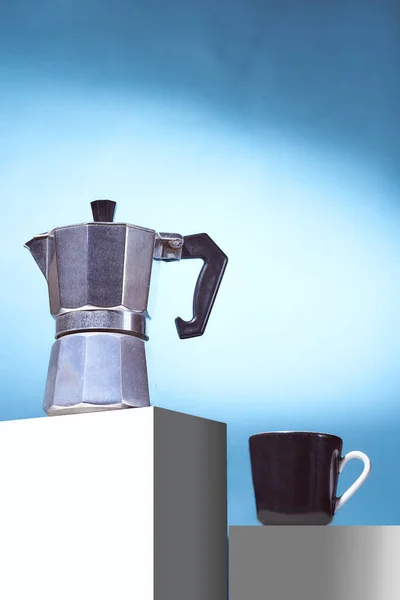 Geyser Cafetière Tasse Noire Pour Café Stand Sur Cube Blanc — Photo