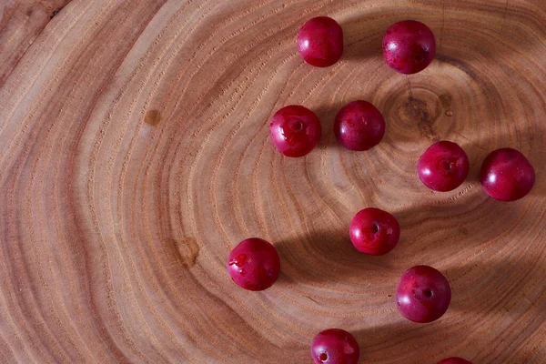 Baya Cereza Madura Una Rebanada Madera Madera Foto Alta Calidad —  Fotos de Stock