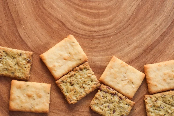 Biscoitos secos de trigo com temperos em uma mesa de madeira — Fotografia de Stock