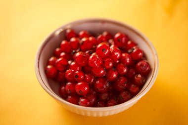 Sarı arka planda kırmızı frenk üzümü. Yüksek kalite fotoğraf