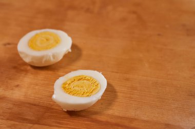 Tahta bir arka planda tavuk yumurtası kes. Yüksek kalite fotoğraf